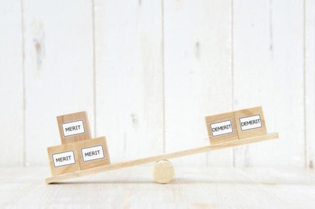 メリットとデメリットと書かれたブロック