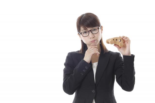 車の小物を持つ女性