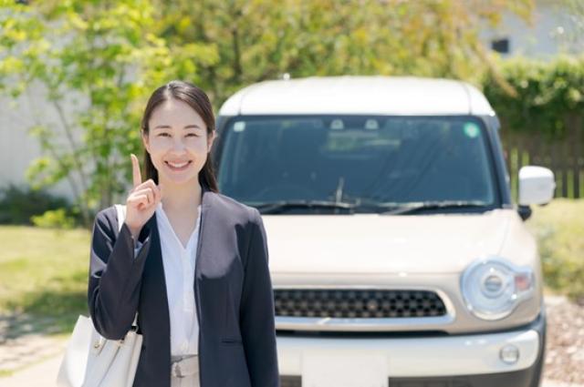 人差し指を立てる女性