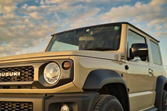 スズキジムニーの新型はなぜ人気?魅力やメリット・シエラと徹底比較!