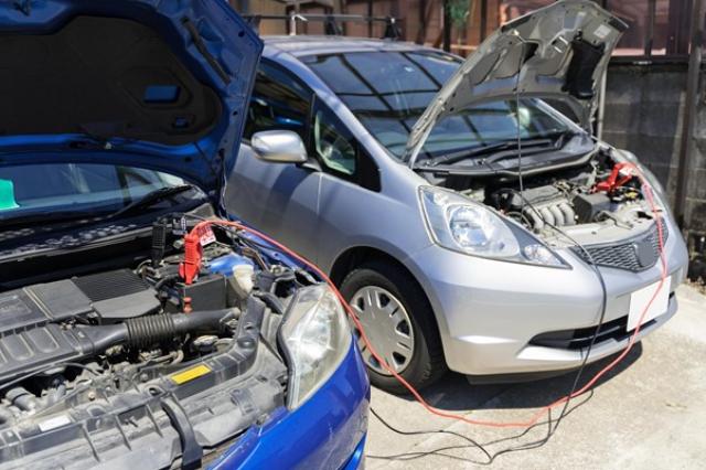 車のバッテリーが上がってしまったときの対処法は？交換方法や原因も