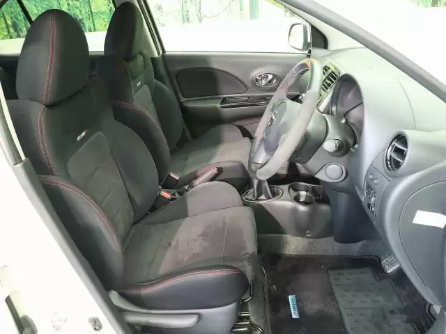 日産マーチが長年人気の理由は？5代目の最新情報とライバル車も紹介