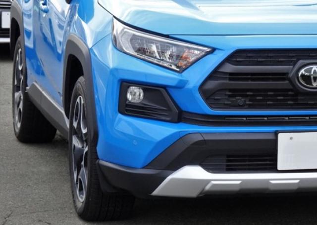 RAV4の4WDは燃費性能もアップ!走行モードの切り替え方法も解説