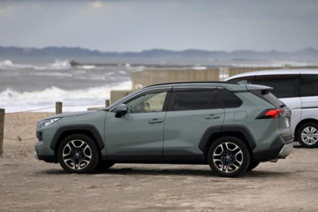 RAV4の4WDは燃費性能もアップ!走行モードの切り替え方法も解説