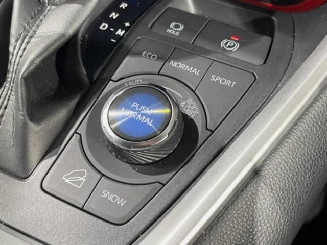 RAV4の4WDは燃費性能もアップ!走行モードの切り替え方法も解説
