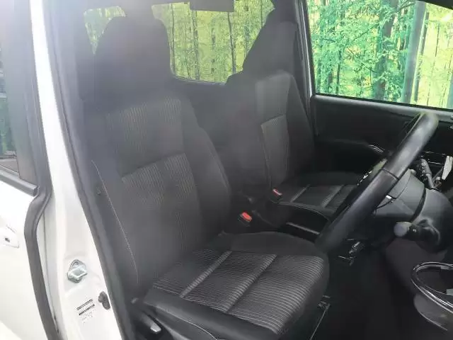 ヴォクシーは内装も自慢！グレード別の特徴や収納・居住性を徹底解説