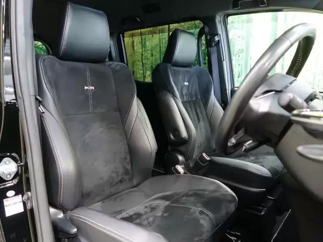 ヴォクシーは内装も自慢！グレード別の特徴や収納・居住性を徹底解説