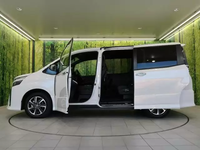 ヴォクシーは内装も自慢！グレード別の特徴や収納・居住性を徹底解説