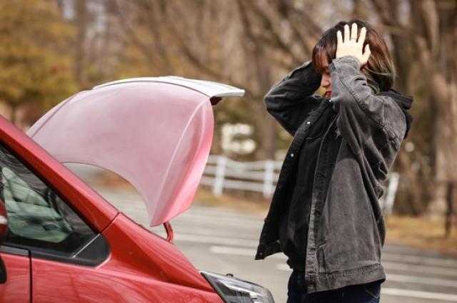 車のバッテリー上がりはどうすればいい?原因や復旧させる方法を解説!