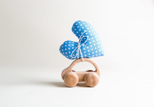 青いハートを乗せた木製の車