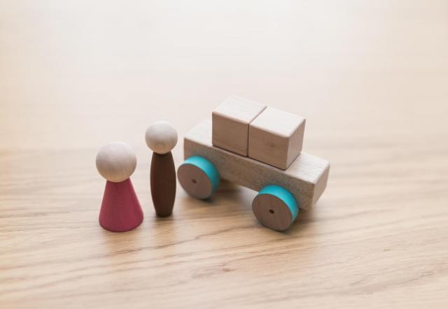 木製の車と人形