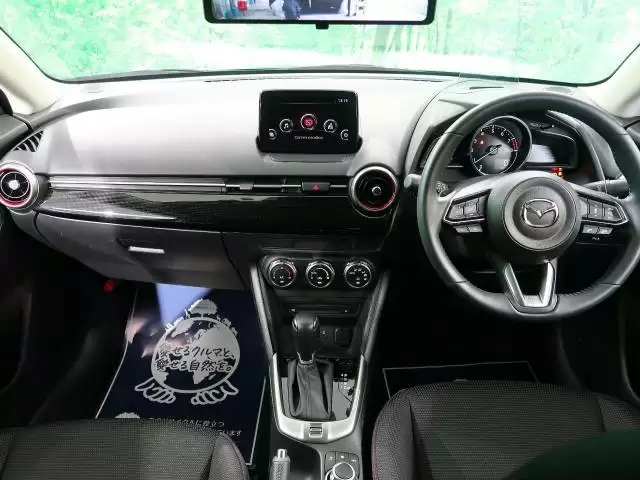 マツダ2の魅力とは?改良を重ねた歴史と人気グレードや新型情報も紹介