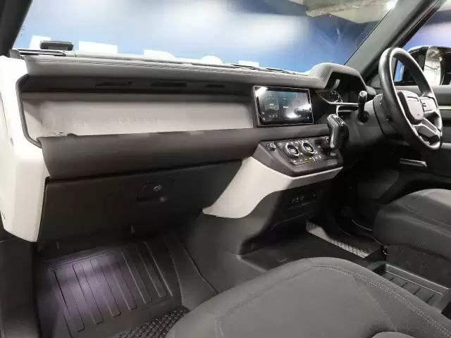 【ランドローバー】ディフェンダーは最高峰オフローダー！歴史や魅力を解説