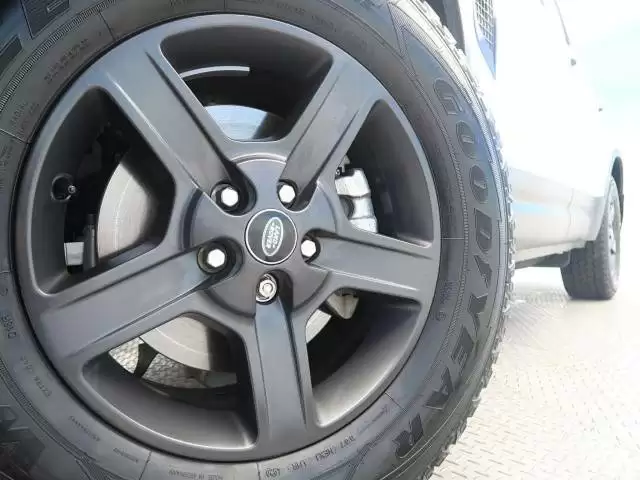 【ランドローバー】ディフェンダーは最高峰オフローダー！歴史や魅力を解説