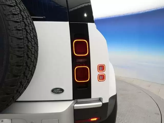 【ランドローバー】ディフェンダーは最高峰オフローダー！歴史や魅力を解説