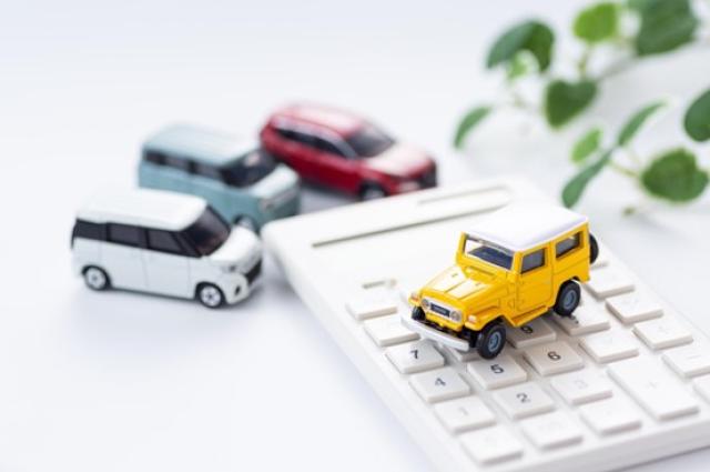 さまざまなミニカーと電卓