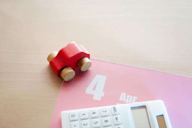 ミニカーと電卓、4月のカレンダー