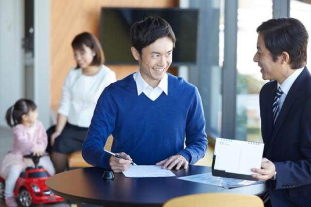 購入手続きを進める男性