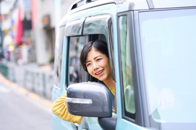 軽自動車に乗る女性