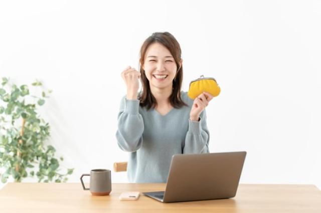 ガッツポーズする女性