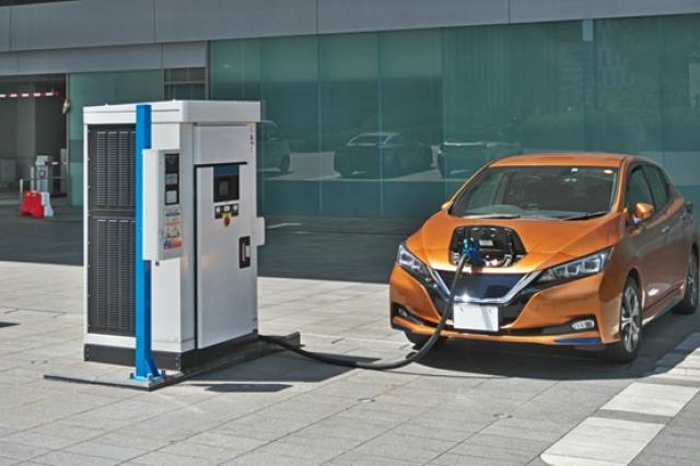 充電中の電気自動車