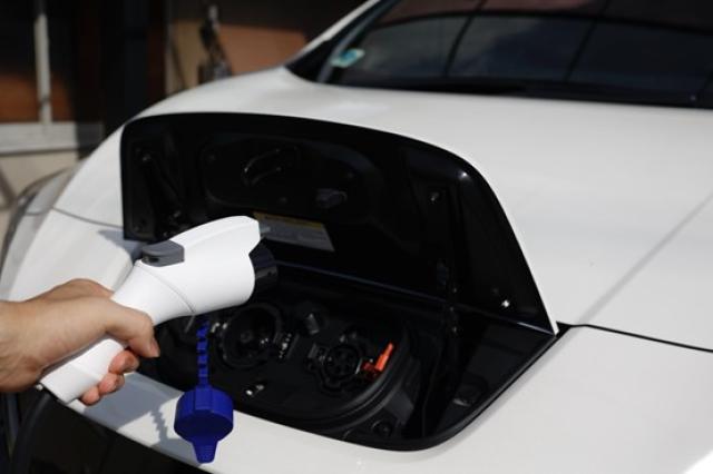 電気自動車の充電ケーブルの接続