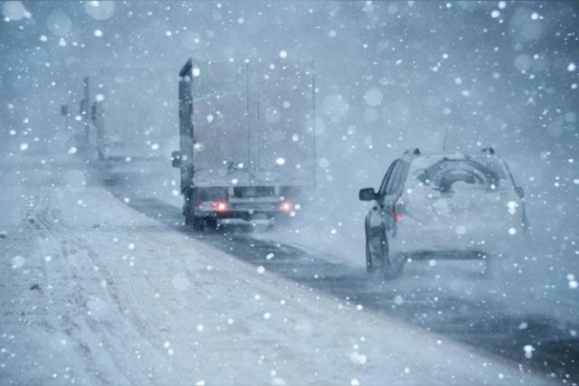 雪が降る道路を走行