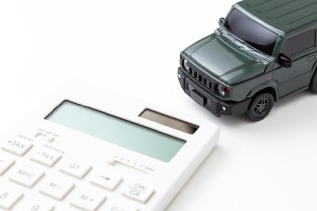 黒いミニカーと電卓