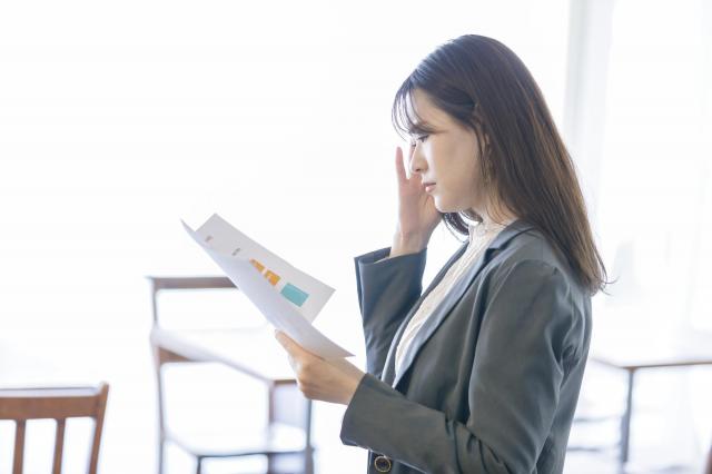書類を見ている女性