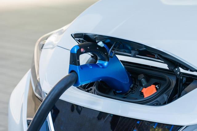 ベンツ EQCってどんな車なの?スペックや特徴と維持費の傾向をご紹介