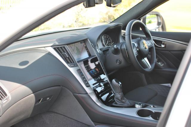 日産スカイラインとトヨタクラウン買うならどっち?スペックを比べてみよう