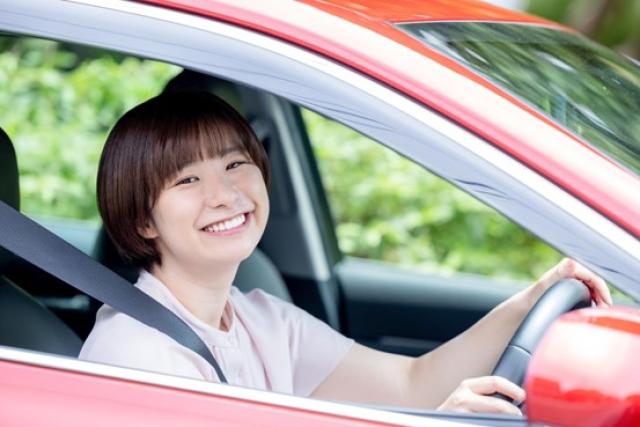 笑顔で運転する女性