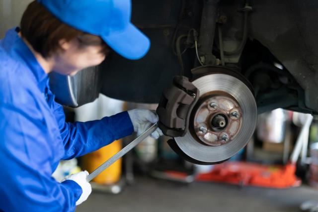 ABSの機能とは?搭載車の警告灯が点灯したときの対処法も紹介