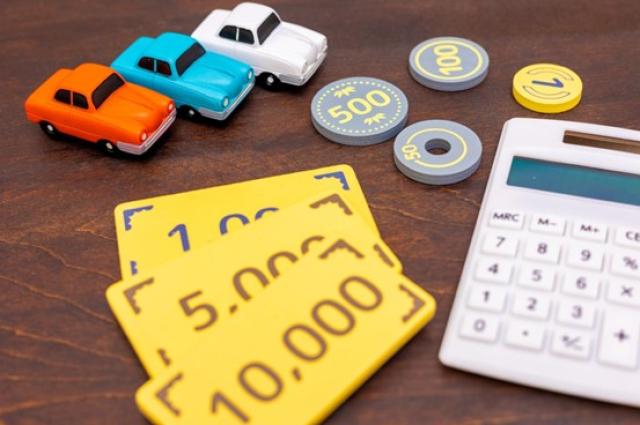 ミニカーと電卓、おもちゃのお金
