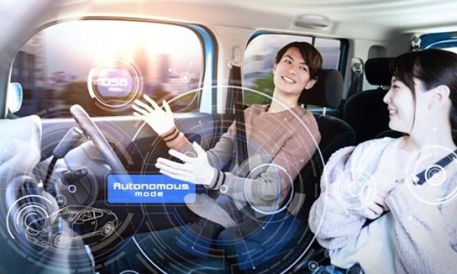 自動運転車に乗るカップル