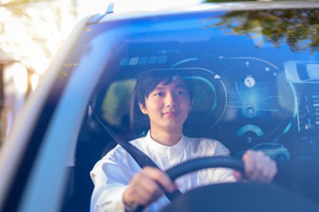 自動運転車でドライブする男性