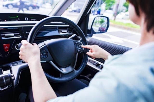 自動運転を作動させる女性