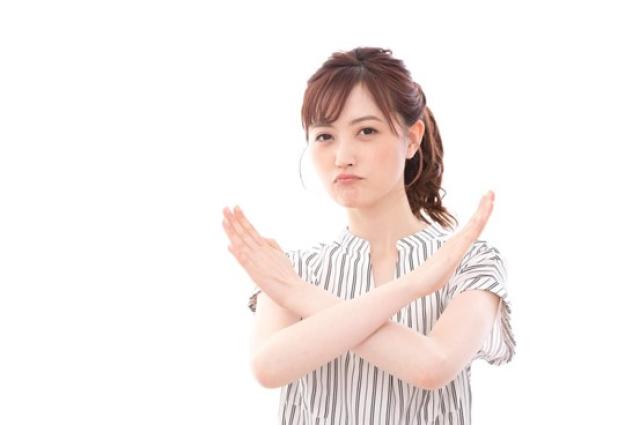 NGサインを出す女性
