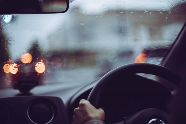 フロントガラスの凍結防止に効果的な7つの方法!原因や凍結時の注意点も紹介