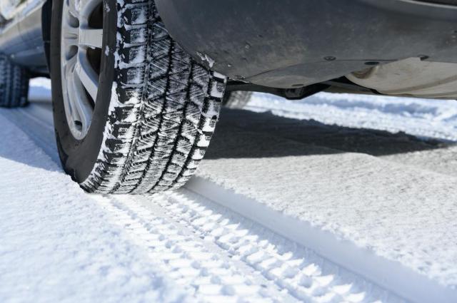 スタッドレスタイヤは中古でも良い？タイヤ選びのポイントや雪道に備える方法