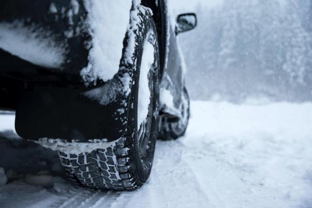 スタッドレスタイヤは中古でも良い？タイヤ選びのポイントや雪道に備える方法