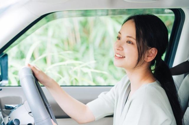 ドライブを楽しむ女性