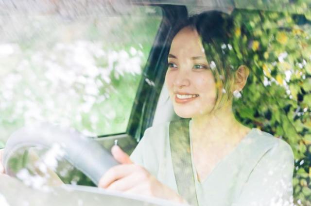 車でお出かけする女性