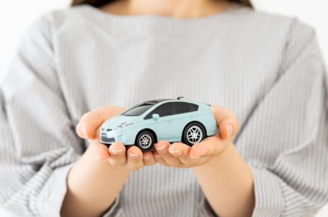 車を持つ女性