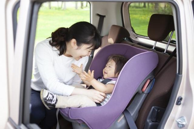 チャイルドシートの着用義務について徹底解説！車に装着しなくても良い