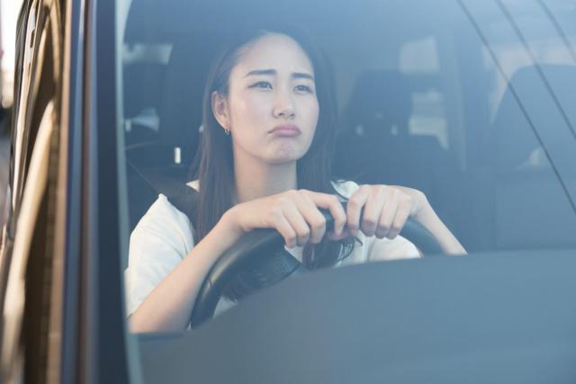 困った顔の女性