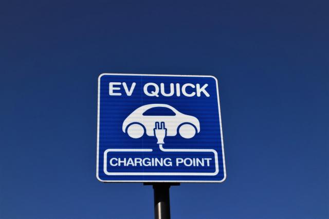 電気自動車の充電時間が気になる！充電方法や車種による違いはどのくらい？