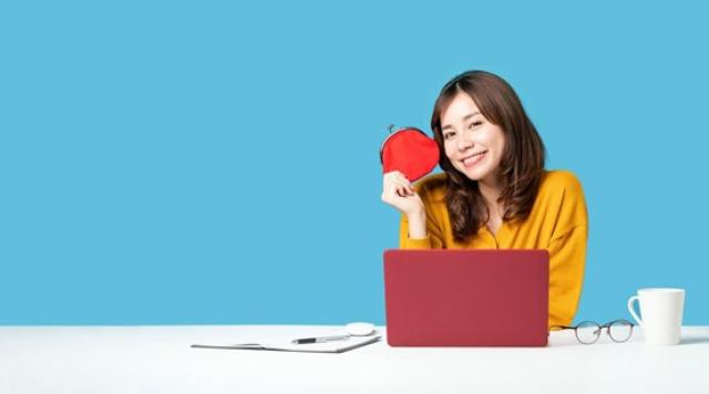 財布を持つ女性