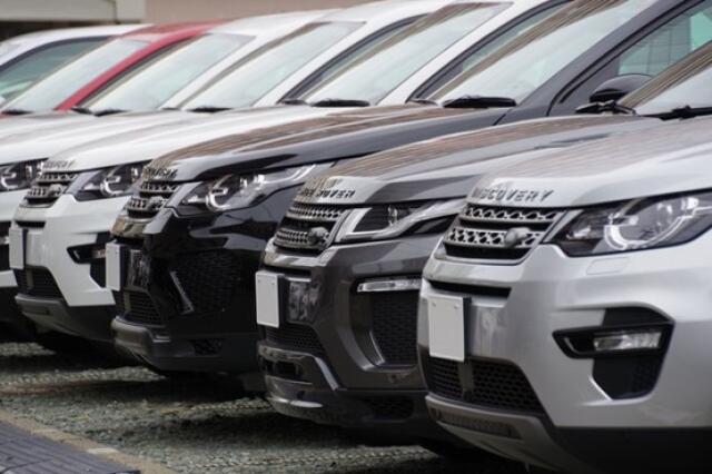 整列したランドローバーのSUV