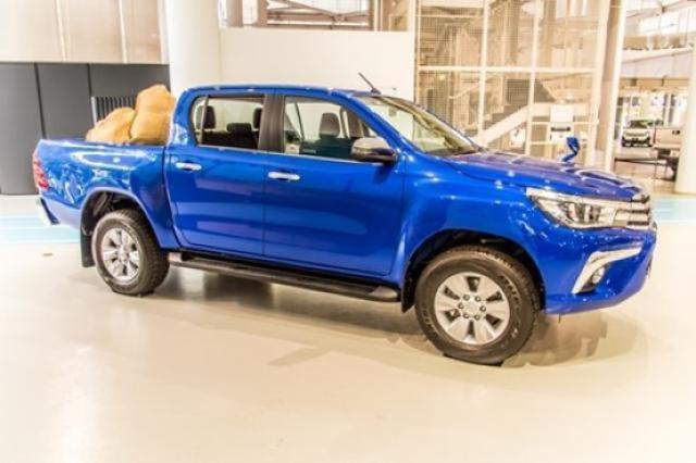 ショールームに置かれたハイラックス